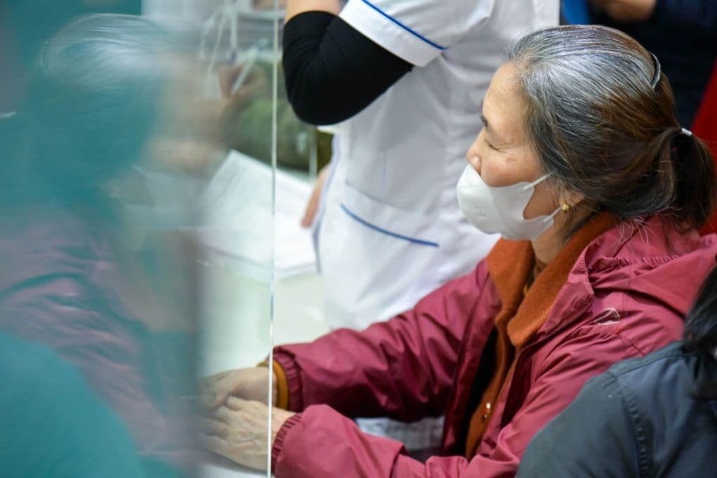 Người cao tuổi Việt Nam nhận tư vấn hoặc làm thủ tục hưởng chính sách an sinh xã hội mới.