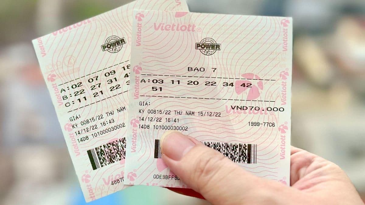 Người chơi cầm tấm vé Vietlott Power 6/55, loại vé đã tìm thấy chủ nhân giải Jackpot 1 trị giá 179 tỷ đồng với dãy số 17-23-34-39-46-52.