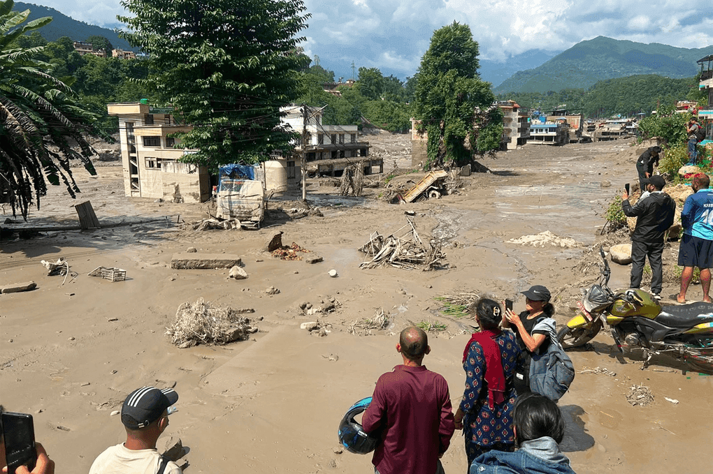 Người dân địa phương quan sát cảnh đổ nát sau trận lũ quét ở Nepal, nhấn mạnh nhu cầu hành động khẩn cấp và nâng cao nhận thức cộng đồng.
