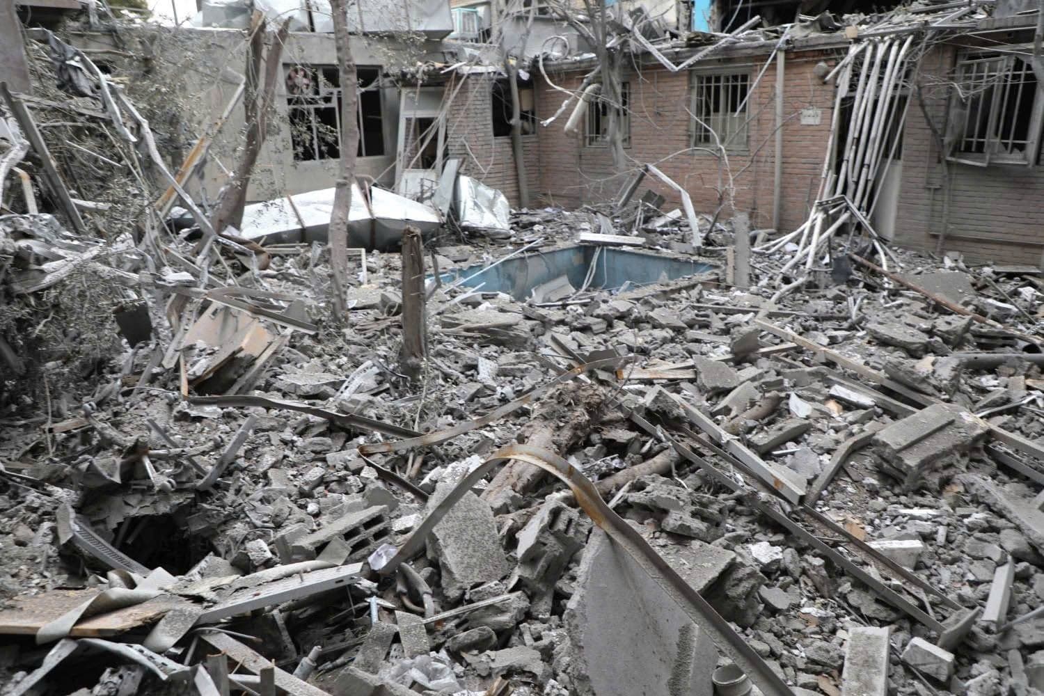 Người dân biểu tình với cờ và ảnh chân dung, thể hiện sự phản ứng của xã hội trước các biến động kinh tế và giá cả.