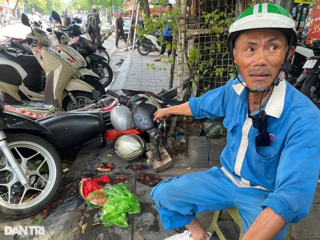 Người dân bàng hoàng tại hiện trường vụ tai nạn liên hoàn với nhiều xe máy nằm ngổn ngang.