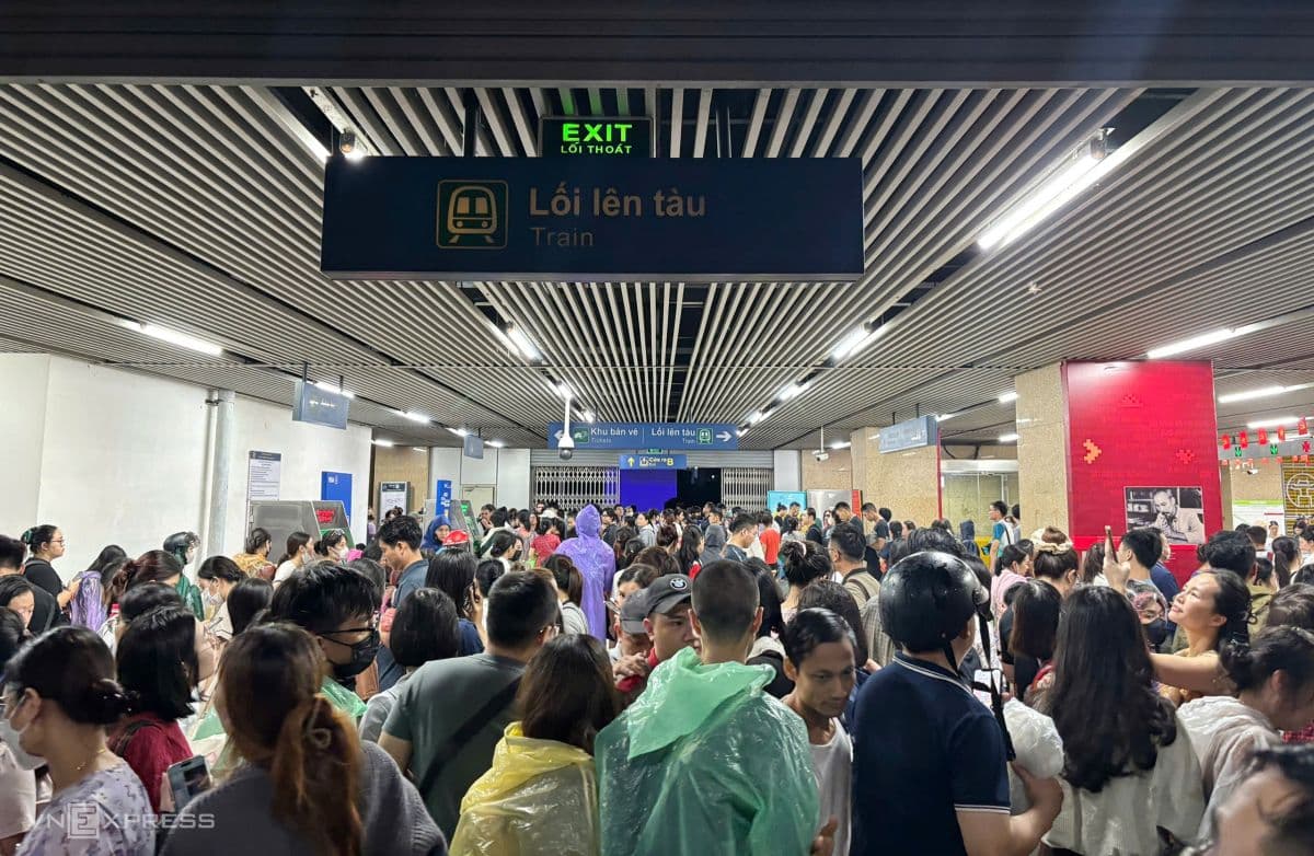 Người dân chen chúc xếp hàng dài chờ mua vé và lên tàu tại ga metro Thượng Đình do các tuyến đường ngập nặng.