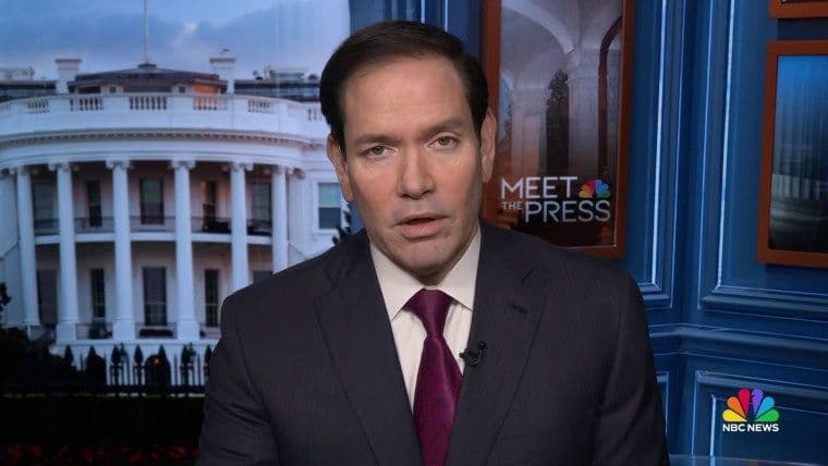 Người dẫn chương trình tin tức trên trường quay với phông nền là Nhà Trắng, tượng trưng cho việc truyền tải tin tức chính trị toàn cầu.