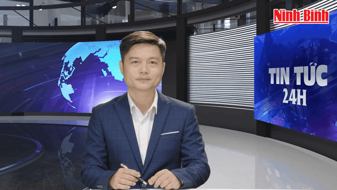 Người dẫn chương trình tin tức trong trường quay với dòng chữ "TIN TỨC 24H" biểu thị dòng chảy thông tin không ngừng.