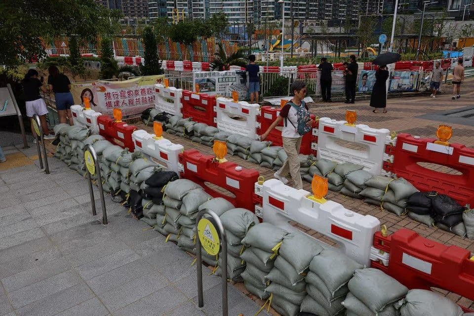 Người dân chuẩn bị bao cát để ngăn lũ, thể hiện tinh thần chủ động ứng phó của cộng đồng trước bão