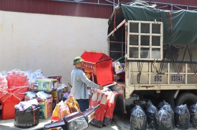 Người dân chuẩn bị hàng mã cho các nghi lễ cúng bái trong Tháng Bảy âm lịch.