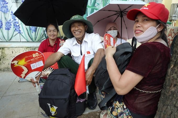Người dân cắm trại trên đường Hùng Vương, thích nghi với lịch cấm đường để chờ đón Đại lễ Quốc khánh.