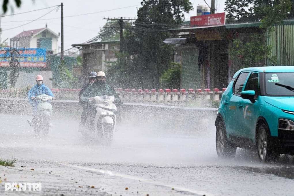 Người dân di chuyển khó khăn trên đường phố ngập nước do mưa lớn, minh họa dòng chảy bất định của thời tiết cực đoan