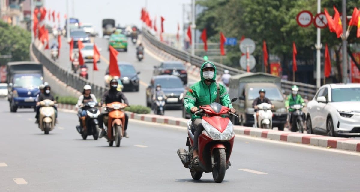 Người dân di chuyển trên đường phố nắng nóng gay gắt, minh họa tác động của El Nino