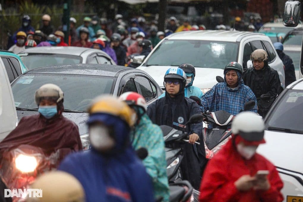 Người dân di chuyển trong mưa lớn trên đường phố Bắc Bộ, thể hiện sự chuyển mình của thời tiết từ nắng nóng sang mưa rào.