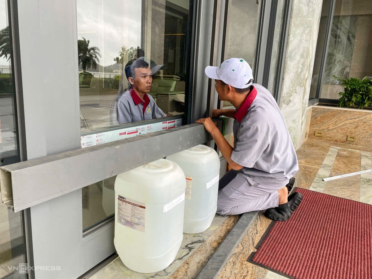 Người dân gia cố cửa kính để bảo vệ tài sản trước bão Kalmaegi.