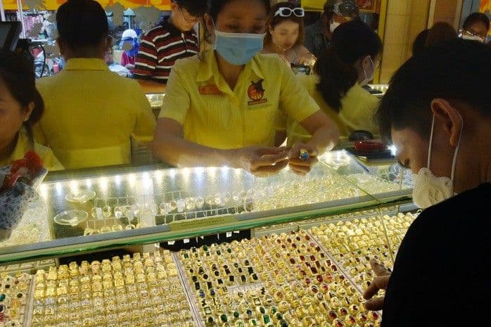 Người dân giao dịch tại cửa hàng vàng, phản ánh thị trường vàng biến động