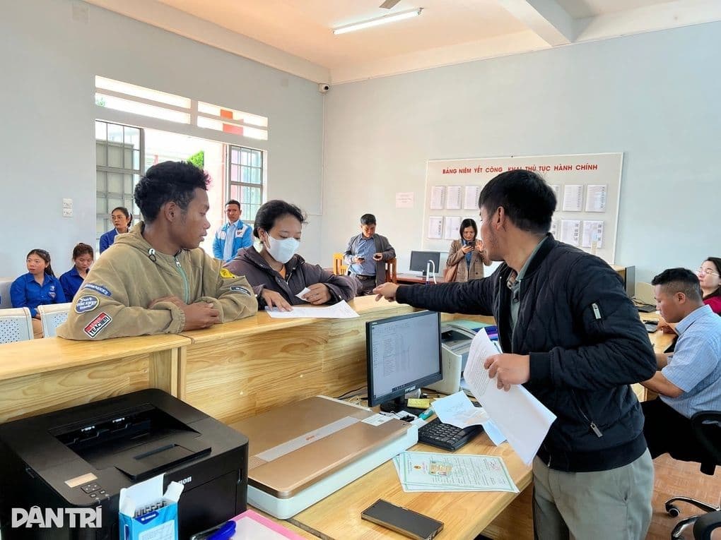 Người dân giao dịch tại quầy hành chính công, minh họa cho sự tương tác với các dịch vụ công trong bối cảnh chi phí sinh hoạt tăng cao.