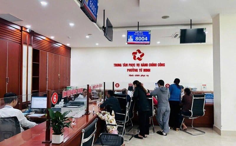 Người dân giao dịch tại trung tâm dịch vụ công, thể hiện quy trình đất đai được tinh gọn và minh bạch.