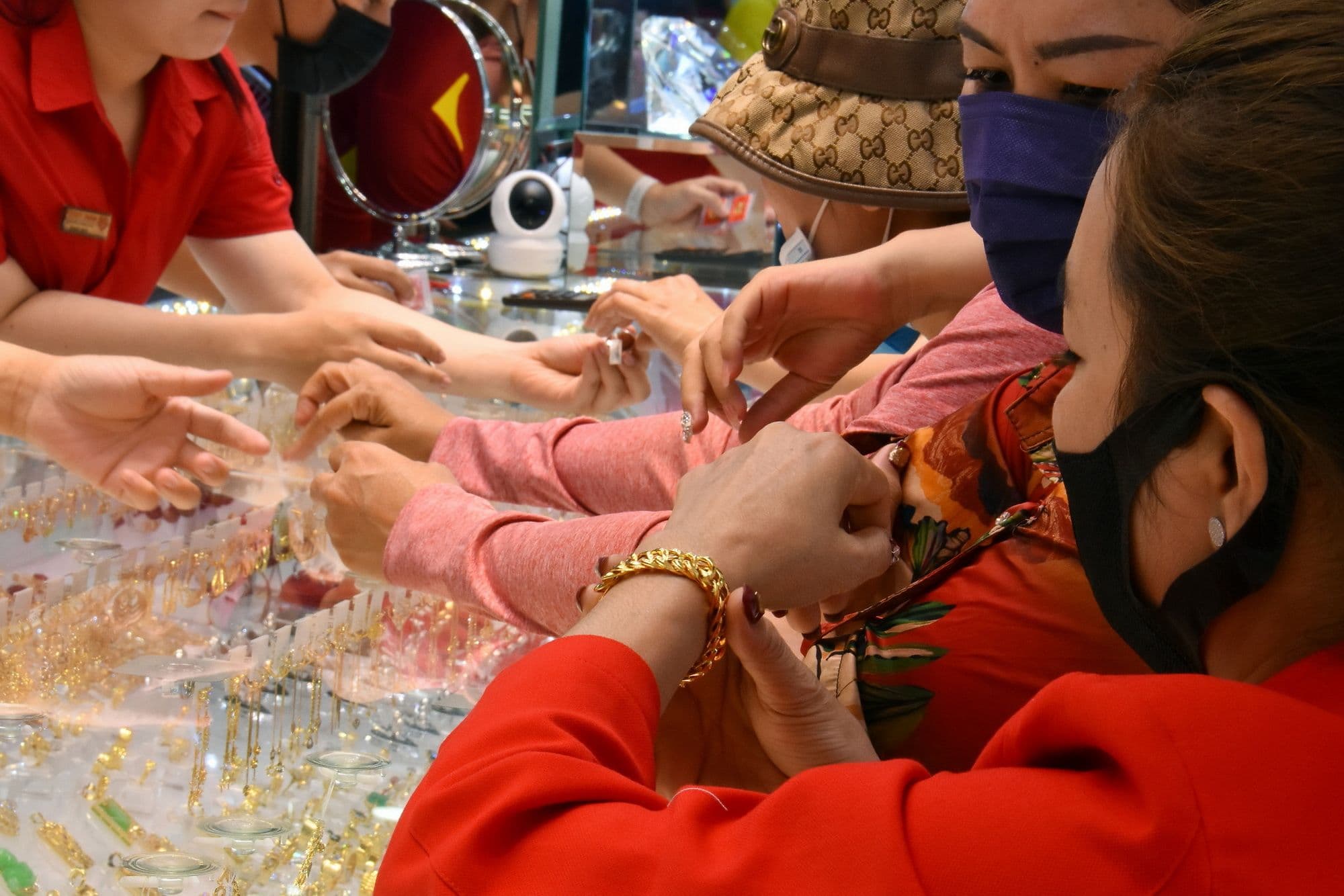 Người dân giao dịch vàng tại cửa hàng, phản ánh sức hút của kim loại quý giữa bối cảnh giá tăng kỷ lục.