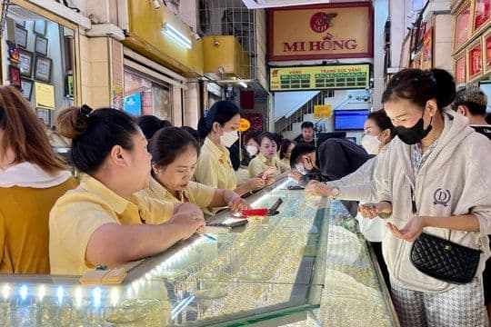 Người dân giao dịch vàng tại một cửa hàng ở Việt Nam, phản ánh sức nóng của thị trường vàng trong nước.