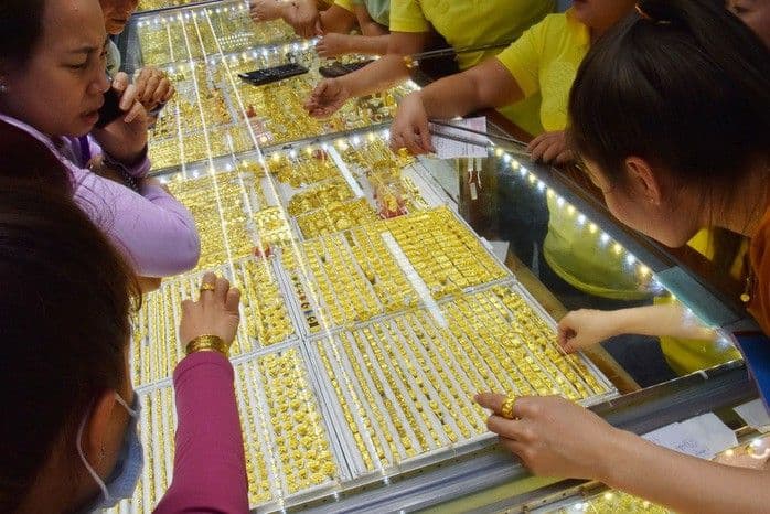 Người dân giao dịch vàng tại quầy, thể hiện tâm lý và hoạt động thị trường vàng Việt Nam