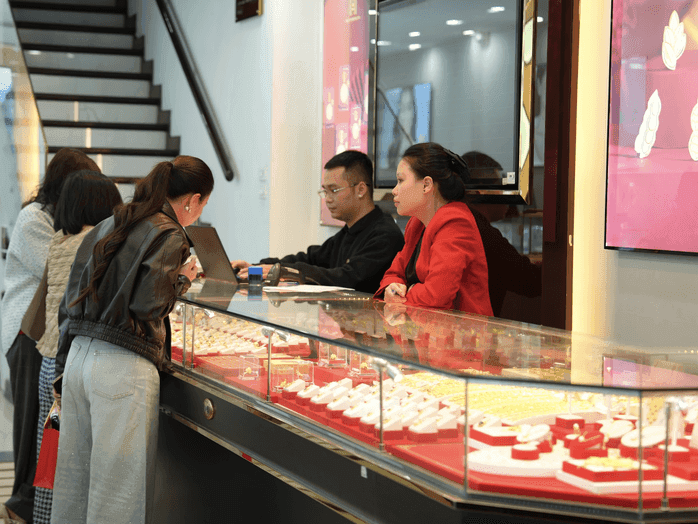 Người dân giao dịch vàng tại quầy trong bối cảnh giá vàng giảm mạnh