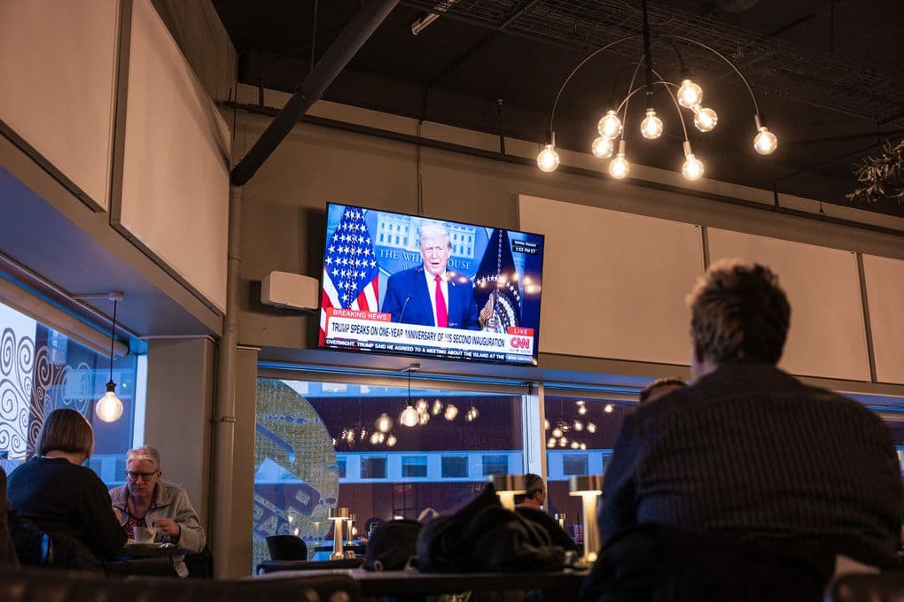 Người dân Greenland theo dõi tin tức về Tổng thống Donald Trump, thể hiện sự quan tâm đến chính sách của Mỹ và ảnh hưởng địa chính trị.