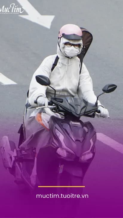 Người dân Hà Nội che chắn kín mít khi di chuyển dưới trời nắng nóng gay gắt.