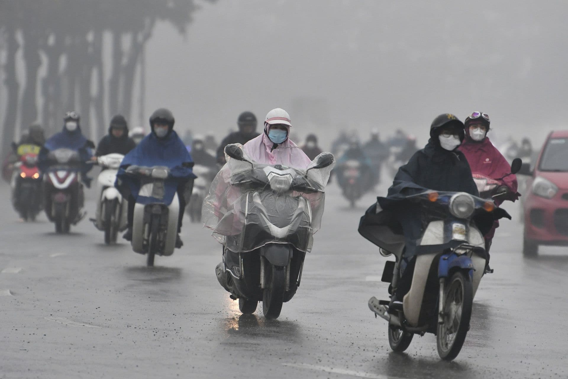 Người dân Hà Nội di chuyển trong mưa phùn và nồm ẩm, hình ảnh quen thuộc của thời tiết miền Bắc