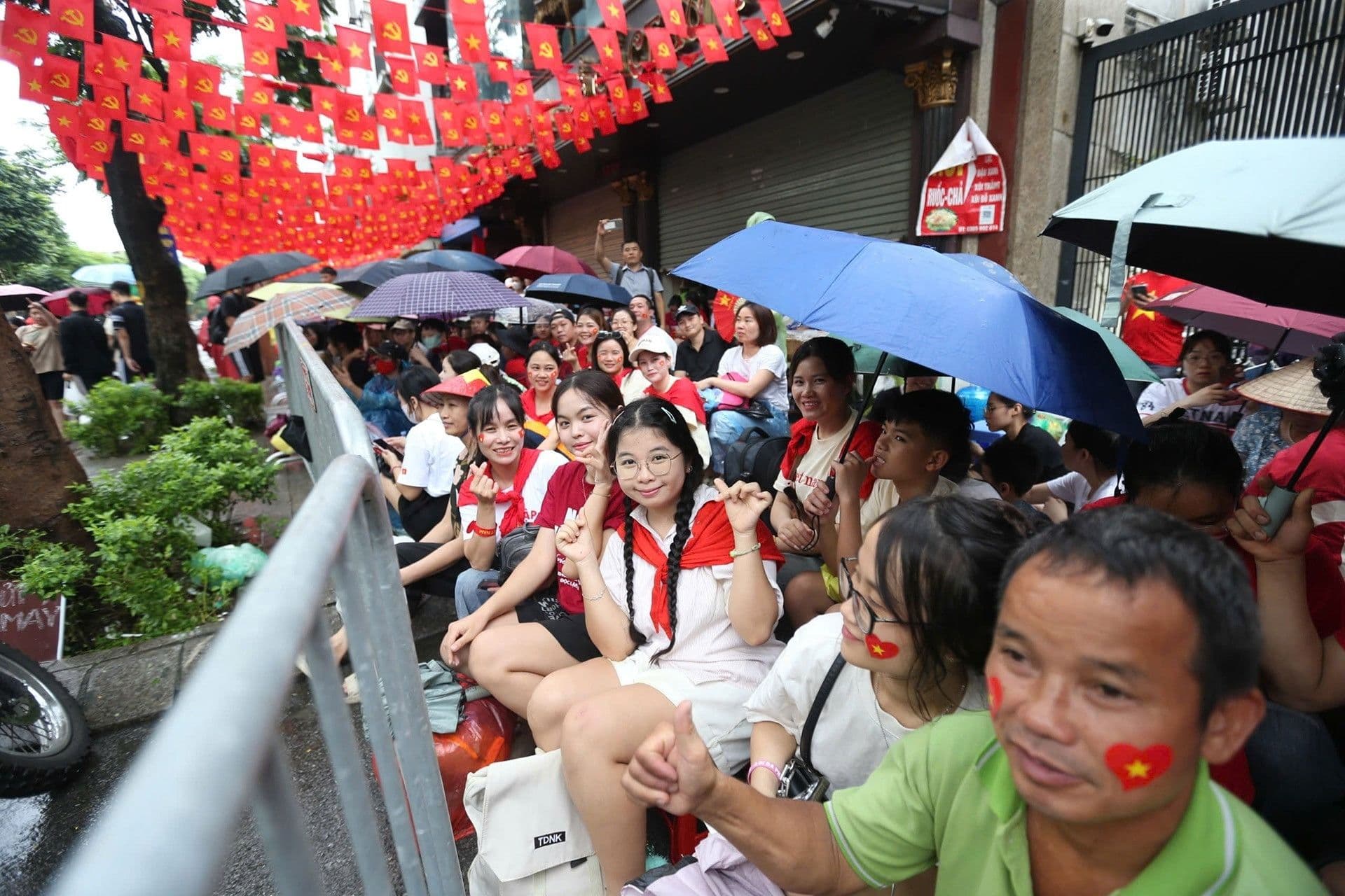 Người dân Hà Nội hân hoan, tự hào theo dõi diễu binh, thể hiện tinh thần đoàn kết dân tộc.