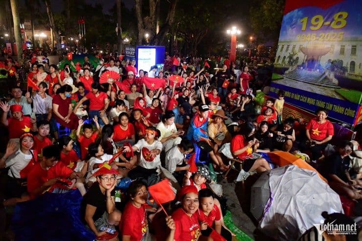 Người dân Hà Nội háo hức chờ đón buổi tổng duyệt diễu binh trên vỉa hè đường Thanh Niên từ sáng sớm.