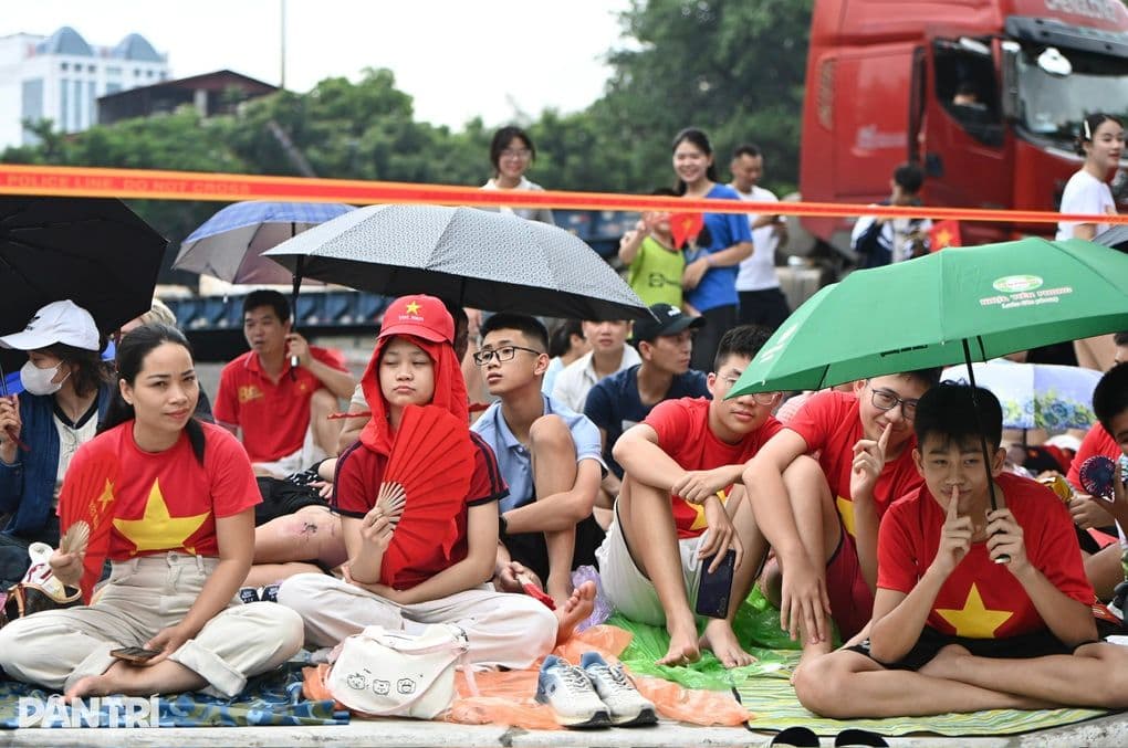 Người dân Hà Nội kiên nhẫn chờ đợi trên đường phố, thể hiện sự đồng lòng và hợp tác trong buổi hợp luyện A80.