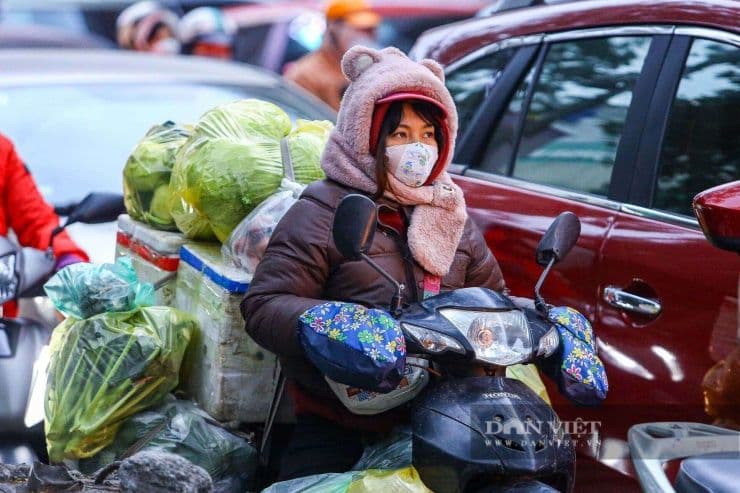 Người dân Hà Nội mặc ấm, che chắn cẩn thận khi di chuyển trong đợt rét Đông Bắc kèm mưa nhỏ.