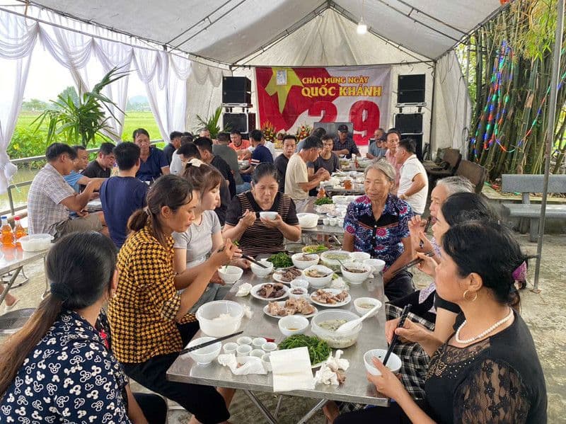 Người dân Hà Nội quây quần ăn uống mừng Quốc khánh 2/9 trong không khí cộng đồng.