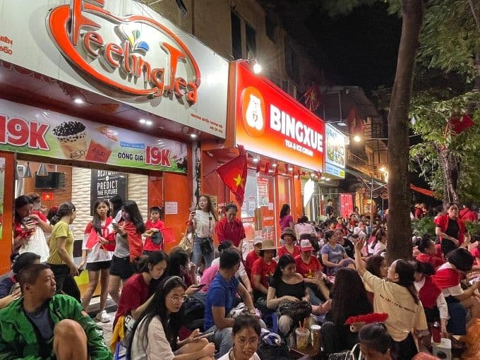 Người dân Hà Nội tập trung đông đúc trên đường Thanh Niên chờ đón tổng duyệt diễu binh, diễu hành