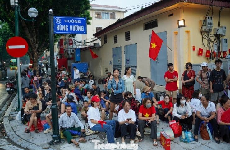 Người dân Hà Nội và du khách kiên nhẫn chờ đợi trên đường Hùng Vương, biến sự bất tiện thành niềm tự hào dân tộc.