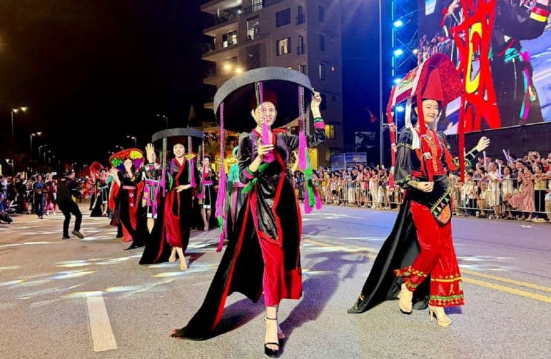 Người dân Hải Phòng trong trang phục truyền thống biểu diễn tại lễ hội đường phố, thể hiện nỗ lực gìn giữ bản sắc văn hóa đô thị.