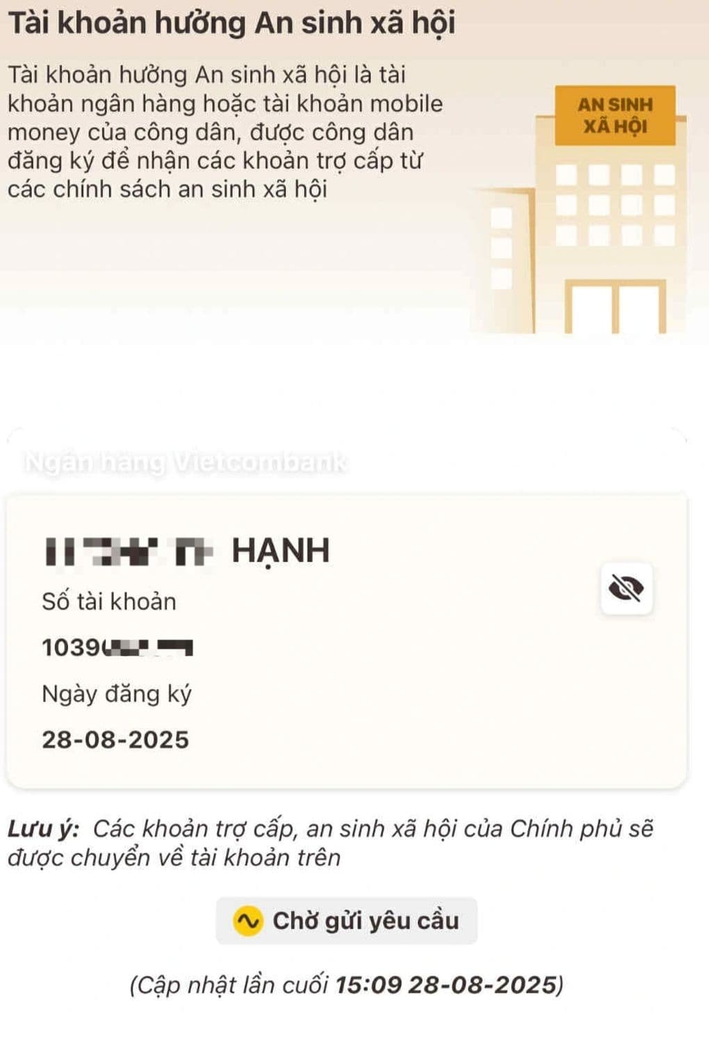 Người dân hào hứng sử dụng điện thoại để tìm hiểu về món quà 100K và ứng dụng VNeID.