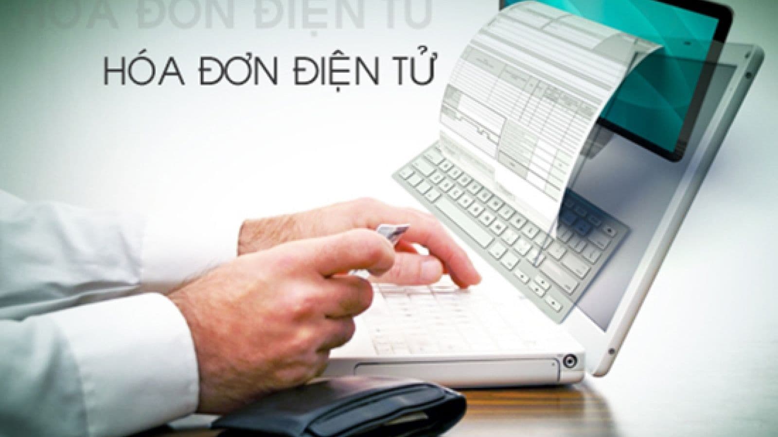 Người dân hoặc doanh nghiệp sử dụng hóa đơn điện tử trên máy tính, minh họa chuyển đổi số trong dịch vụ thuế.