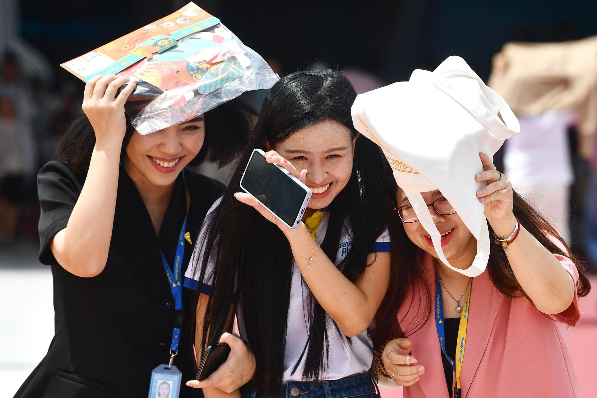 Người dân đi bộ dưới trời nắng, thể hiện sự thích nghi với thời tiết nắng nóng đang áp đảo ở miền Bắc.