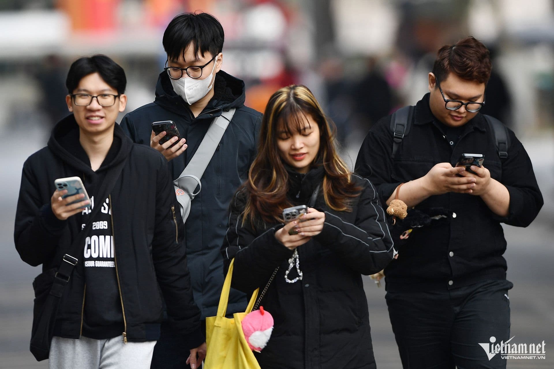 Người dân đi bộ trên phố Hà Nội trong thời tiết se lạnh, thể hiện sự cảm nhận về nhiệt độ và cuộc sống hàng ngày.