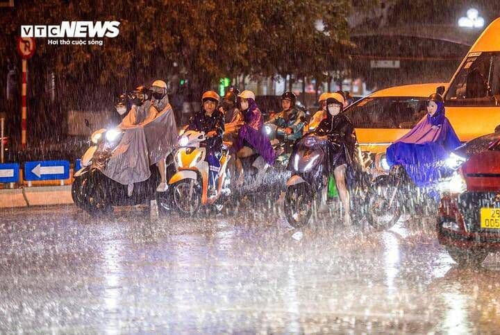 Người dân đội mưa đi xe máy trong cơn giông ở miền Bắc Việt Nam
