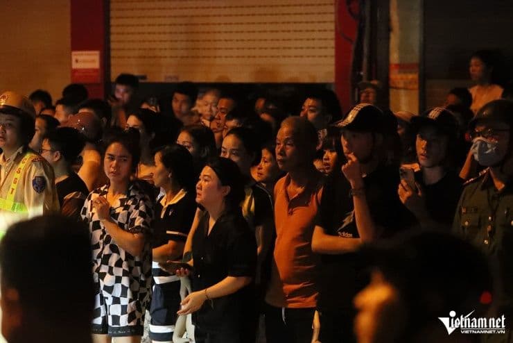 Người dân khu vực Trương Định tập trung theo dõi đám cháy kho xưởng, thể hiện sự lo lắng về nguy cơ hỏa hoạn trong khu dân cư.