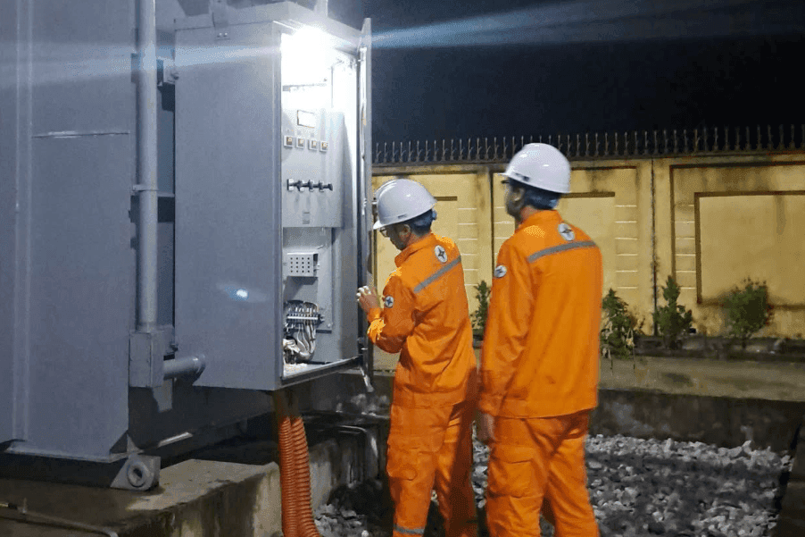 Người dân kiểm tra hóa đơn tiền điện trên điện thoại và hóa đơn giấy, thể hiện sự lo lắng về chi phí tăng cao bất thường.