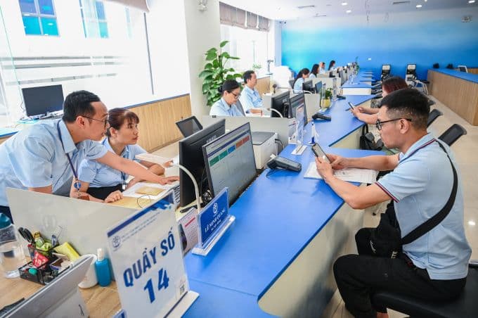 Người dân làm thủ tục hành chính liên quan đến lương hưu và an sinh xã hội tại trung tâm công