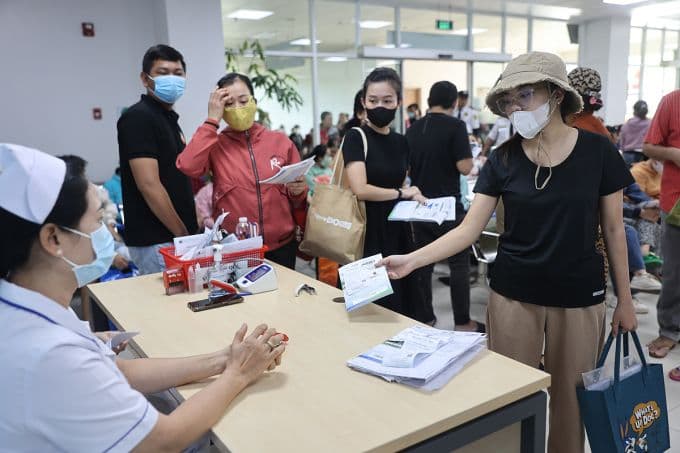 Người dân làm thủ tục khám chữa bệnh tại bệnh viện, minh họa chính sách BHYT 2025 linh hoạt.
