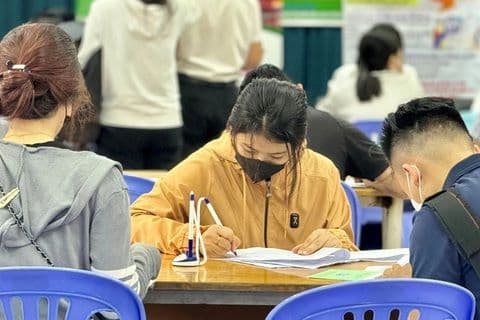 Người dân làm thủ tục liên quan đến lương hưu và trợ cấp bảo hiểm xã hội