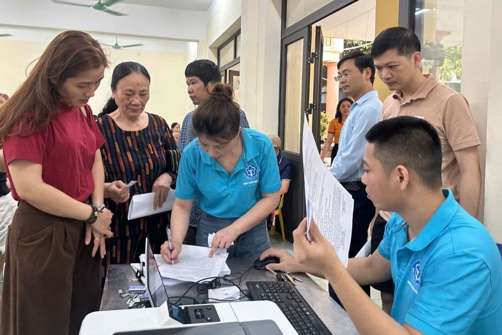 Người dân làm thủ tục đóng bù bảo hiểm xã hội để hưởng lương hưu