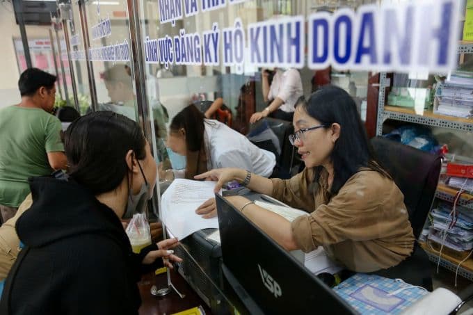 Người dân làm thủ tục đăng ký chuyển đổi hộ kinh doanh thành doanh nghiệp siêu nhỏ tại trung tâm hành chính công.