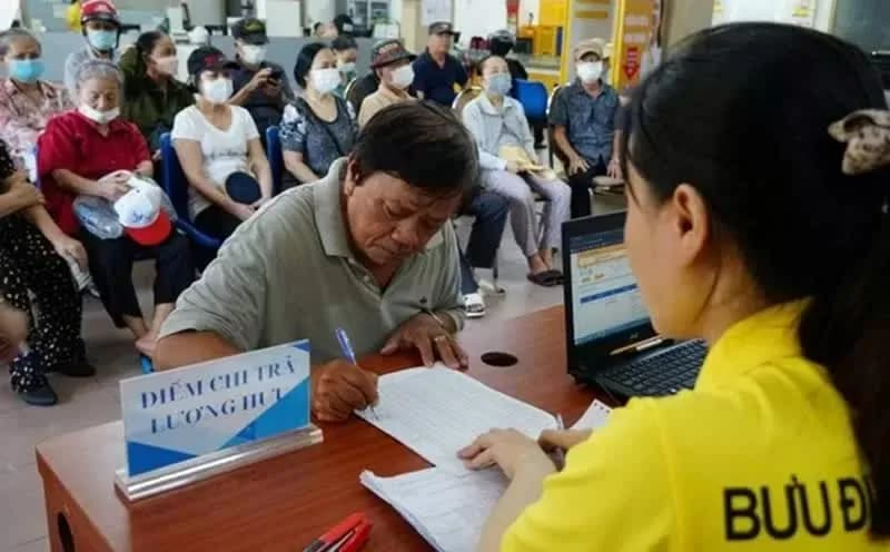Người dân làm thủ tục nhận lương hưu tại điểm chi trả, thể hiện sự tương tác với hệ thống Bảo hiểm xã hội