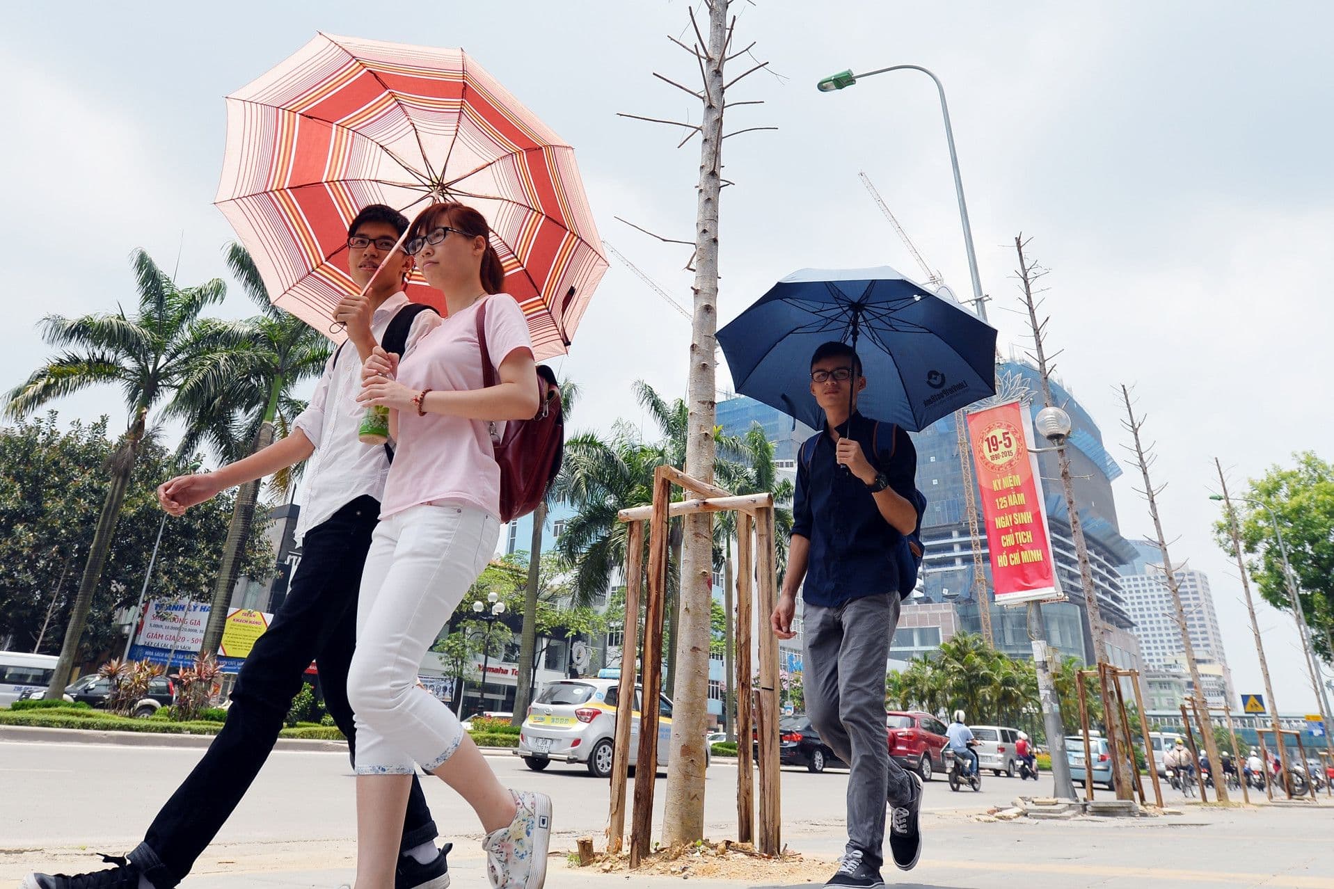 Người dân miền Bắc che ô đi dưới trời nắng nóng gay gắt, minh họa sự vất vả của cuộc sống trong điều kiện thời tiết khắc nghiệt.
