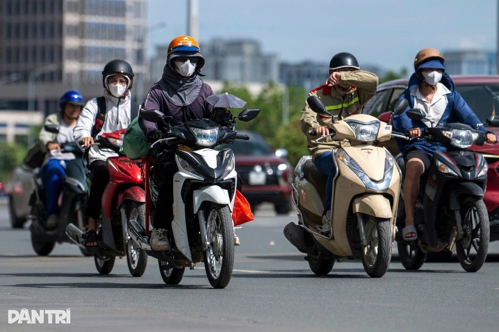 Người dân miền Bắc di chuyển bằng xe máy, thích nghi với thời tiết chuyển mùa
