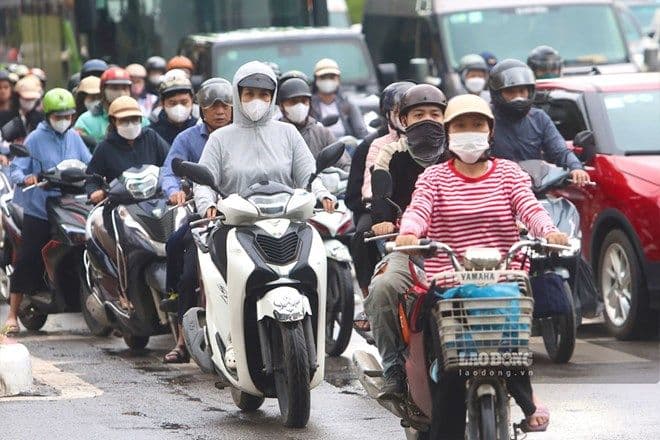 Người dân miền Bắc di chuyển trên đường trong thời tiết lạnh và mưa, thể hiện sự thích nghi với khí hậu khắc nghiệt.