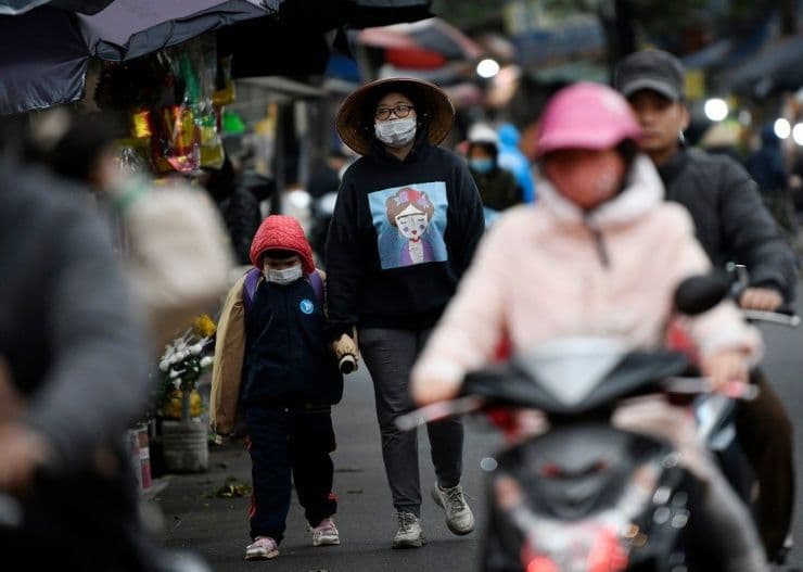 Người dân miền Bắc mặc ấm thích ứng với đợt rét tăng cường